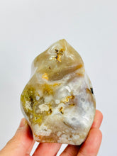 Load image into Gallery viewer, Flower Agate Flame Crystal FF125