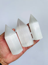 Load image into Gallery viewer, Selenite Crystal Point SN014  x 1
